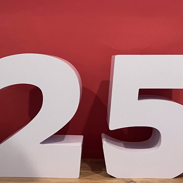 25-გარე-რეკლამა Stagi Group, სტაგი ჯგუფის გარე რეკლამა, მოცულობითი თეთრი ციფრები 25