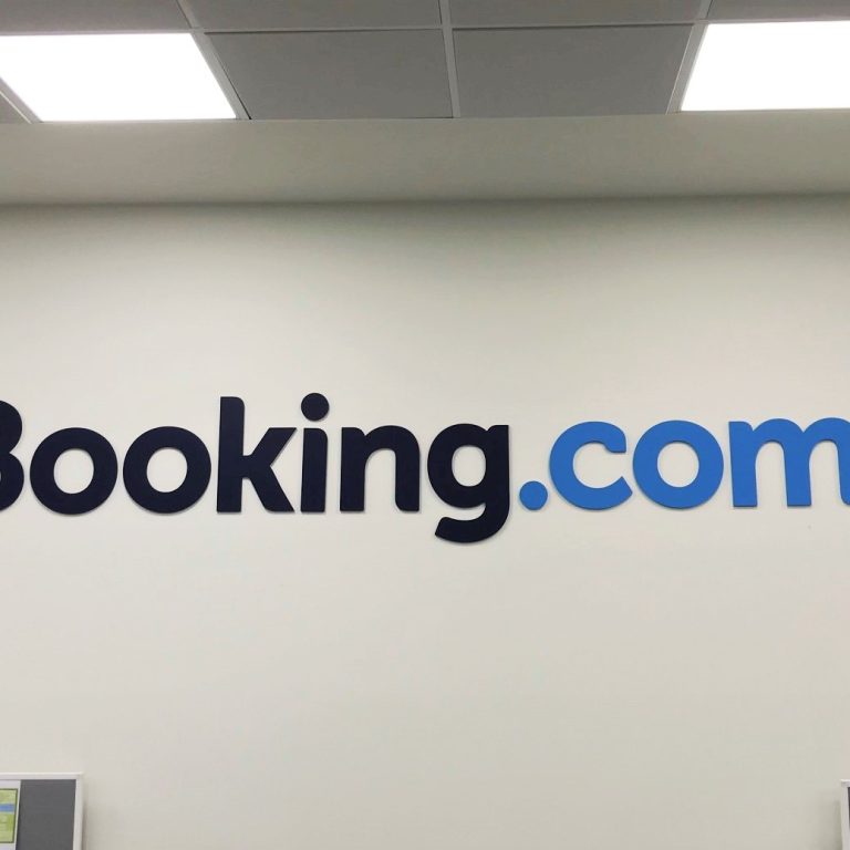 314404408_5567372893348866_6410950300139204126_n Stagi Group, სტაგი ჯგუფის დაბრენდილი მოცულობითი ასოები "booking.com"