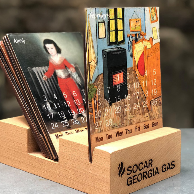 Stagi Group, სტაგი ჯგუფის სოკარის ილუსტრაციული კალენდრების ხის სადგამი