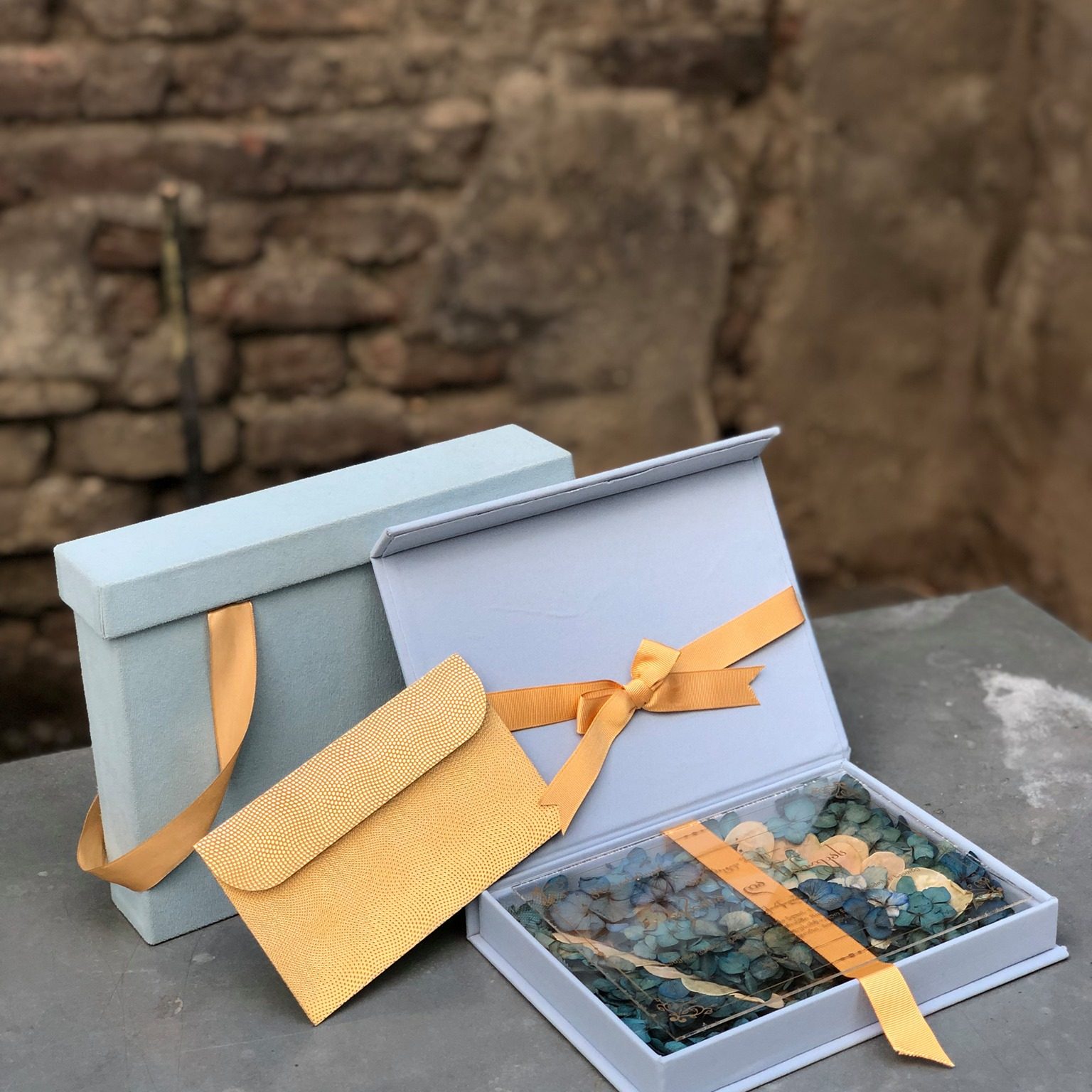 ყუთი შუშის გრავირებული მოსაწვევიით და კონვერტით