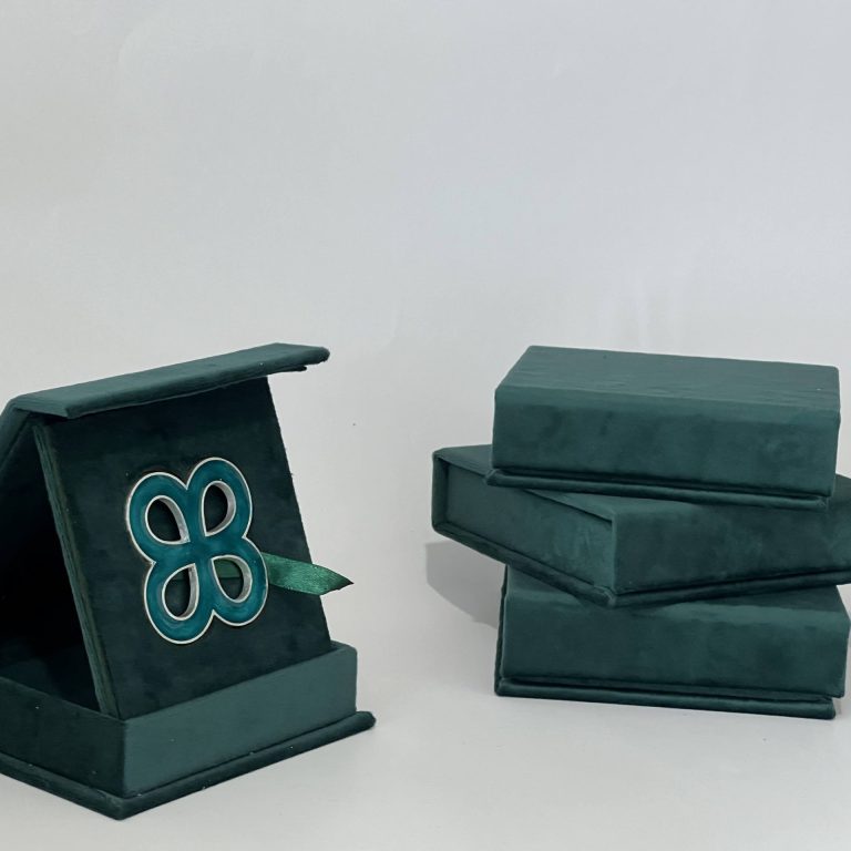 მწვანე ხავერდის ჯილდო Stagi Group, სტაგი ჯგუფის მწვანე ხავერდის ყუთები ჯილდოთი