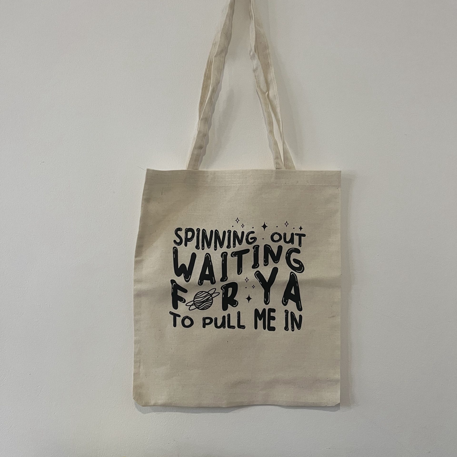 Stagi Group, სტაგი ჯგუფის ჰარი სტაილსის სიმღერის ტექსტის ბეჭდვა ნაჭრის ჩანთაზე, შავი დიზაინი თეთრ ჩანთაზე