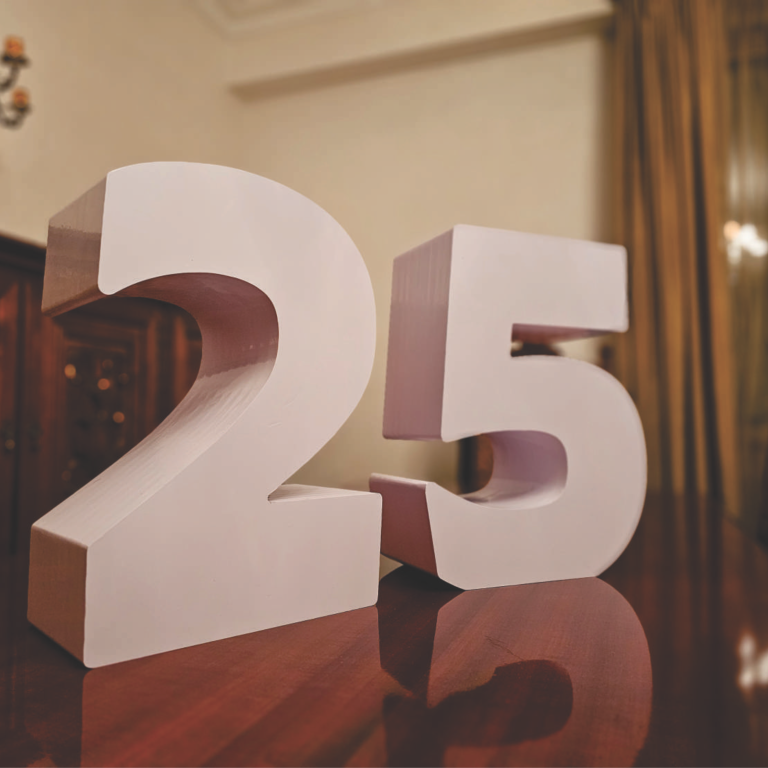 25 მოცულობითი რიცხვები Stagi Group, სტაგი ჯგუფის გარე რეკლამა თეთრი მოცულობითი ასოები 25