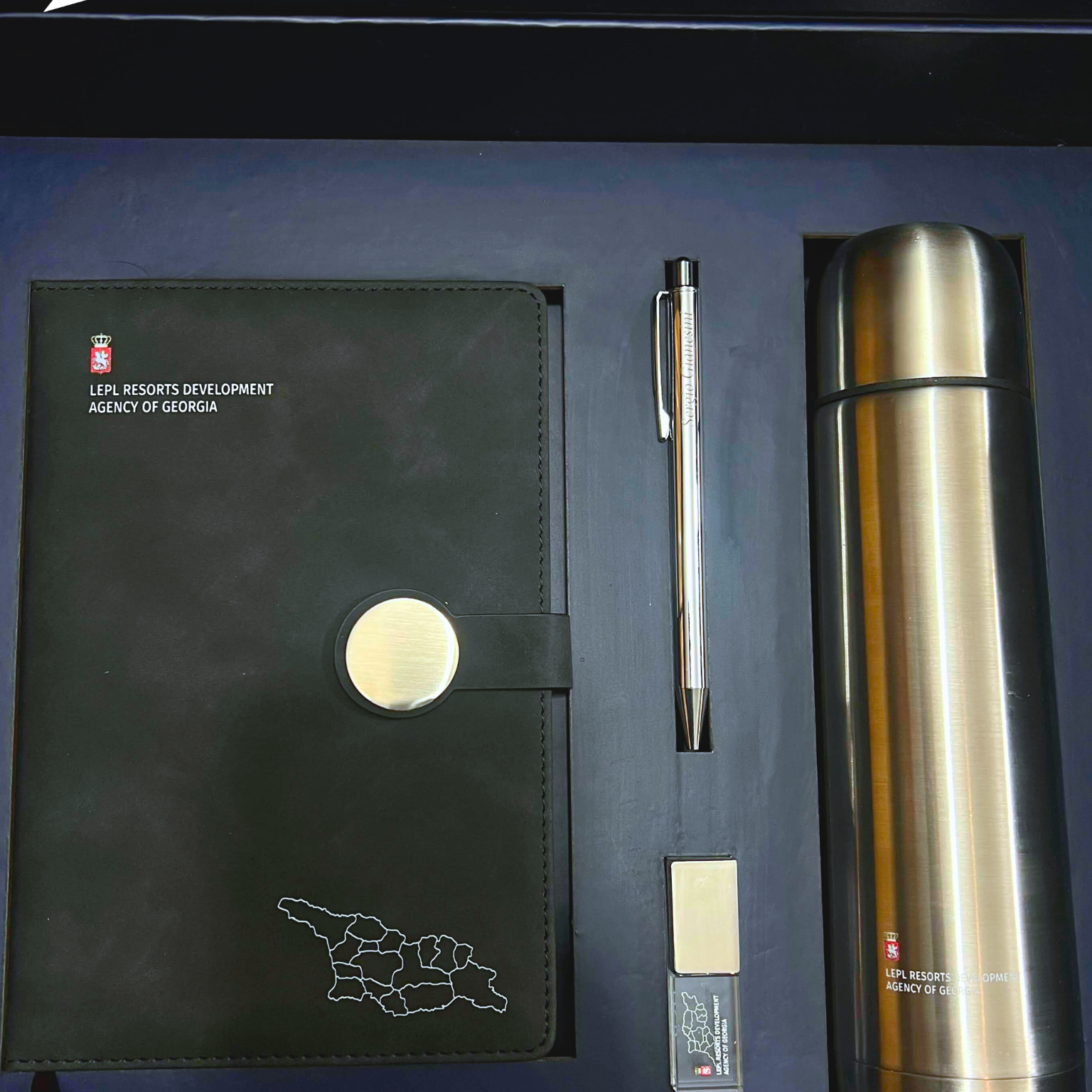 Stagi Group, სტაგი ჯგუფის ბრენდირებული სასაჩუქრე ყუთი ბრენდირებული პროდუქციით: ბლოკნოტი, თერმოსი, კალამი და ფლეშკა