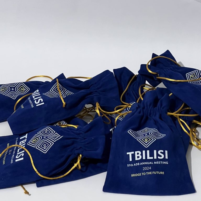 თბილისი-ლურჯი-ქისები-ოქროსფერი-თასმით Stagi Group, სტაგი ჯგუფის თბილისი, ლურჯი ქისები, ოქროსფერი თასმებით