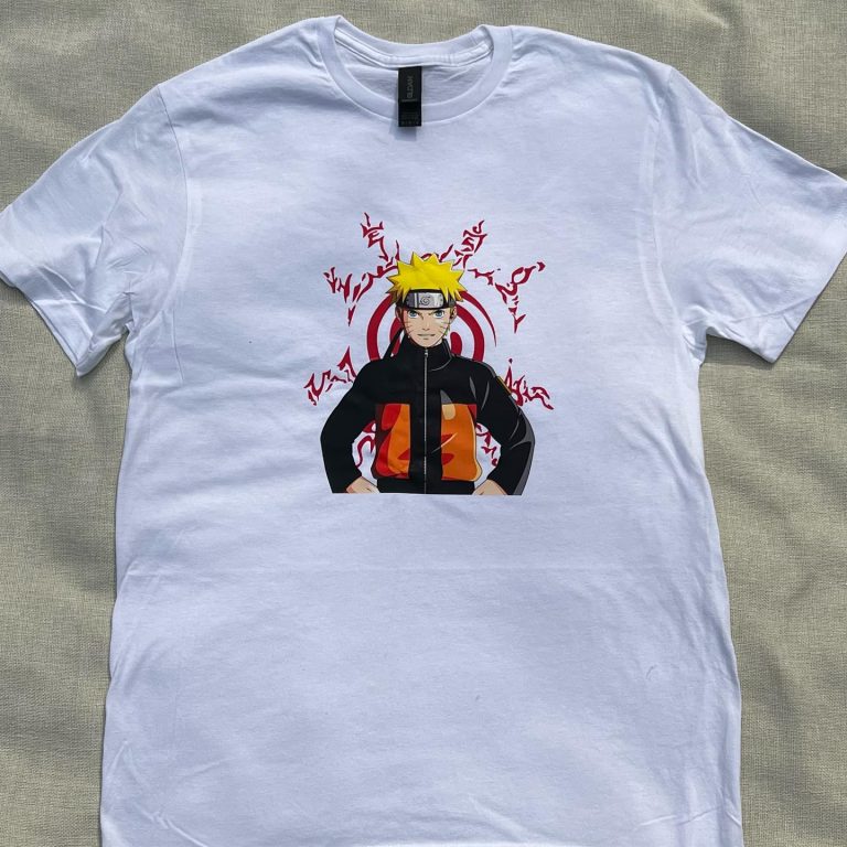 თეთრი-მაისური-ნარუტოს-დიზაინით Stagi Group, სტაგი ჯგუფის თეთრი მაისური, ნარუტოს დიზაინით, თეთრ ფონზე