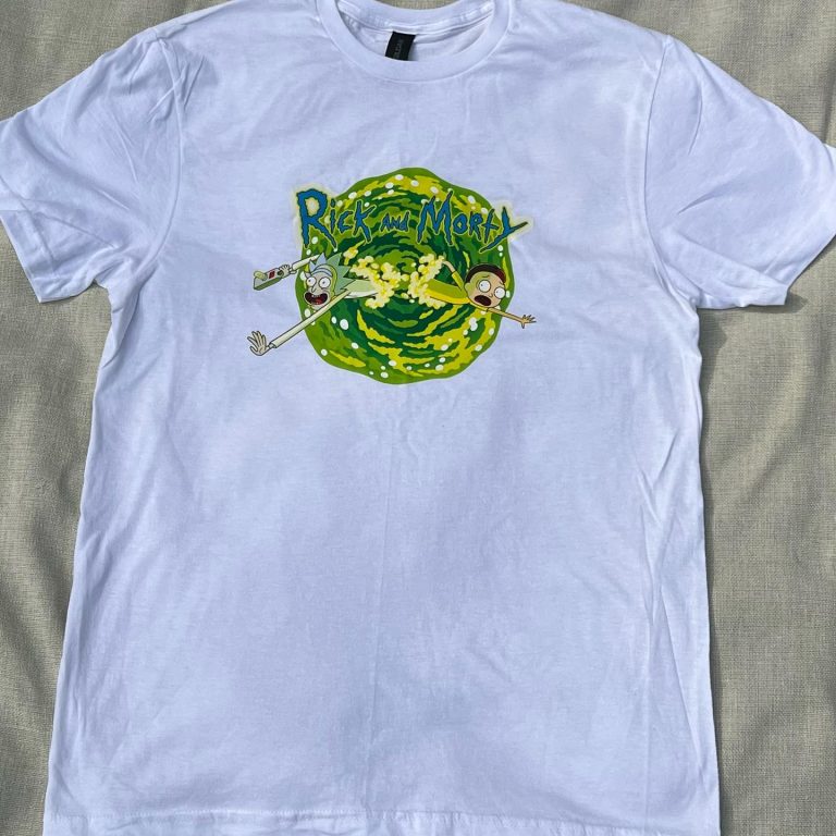 თეთრი-მაისური-რიკი-და-მორტის-დიზაინით Stagi Group, სტაგი ჯგუფის თეთრი მაისური, Rick&Morty, რიკი და მორტის დიზაინით, თეთრ ფონზე