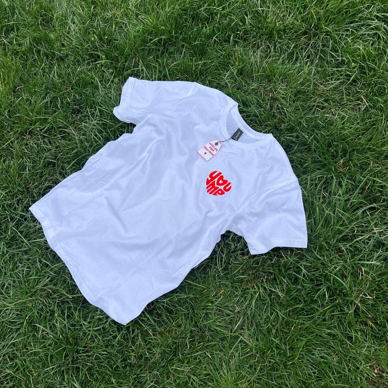 თეთრი-მაისური-წარწერით-youme Stagi Group, სტაგი ჯგუფის თეთრი მაისური, წითელი წარწერა, YouMe, ხავერდის დიზაინი, ბალახის ფონზე