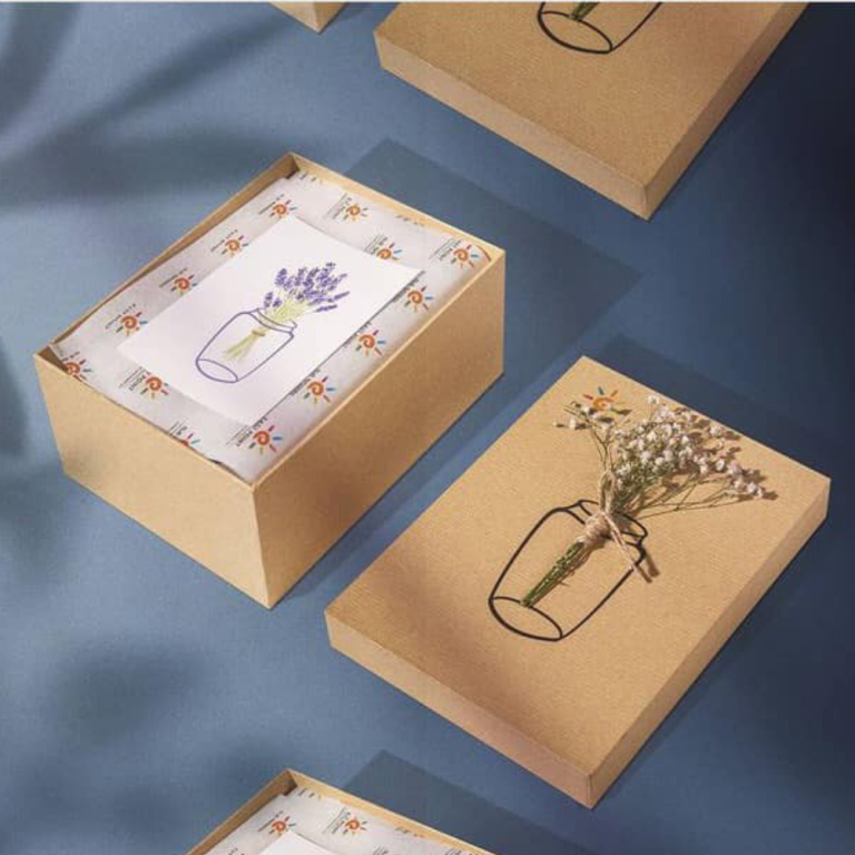 Stagi Group, სტაგი ჯგუფის ისთ ფოინთის დეკორაციული ქაღალდის პაკეტი და ყუთი, ფლორისტული, ყვავილებიანი დიზაინით