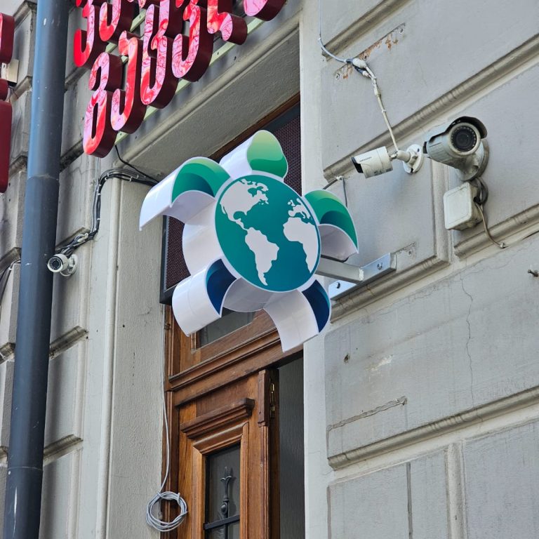 კუ გარე რეკლამა Stagi Group, სტაგი ჯგუფის დაბრენდილი ტურისტული კომპანიის მოცულობითი კუს გარე რეკლამა დედამიწის დიზაინით