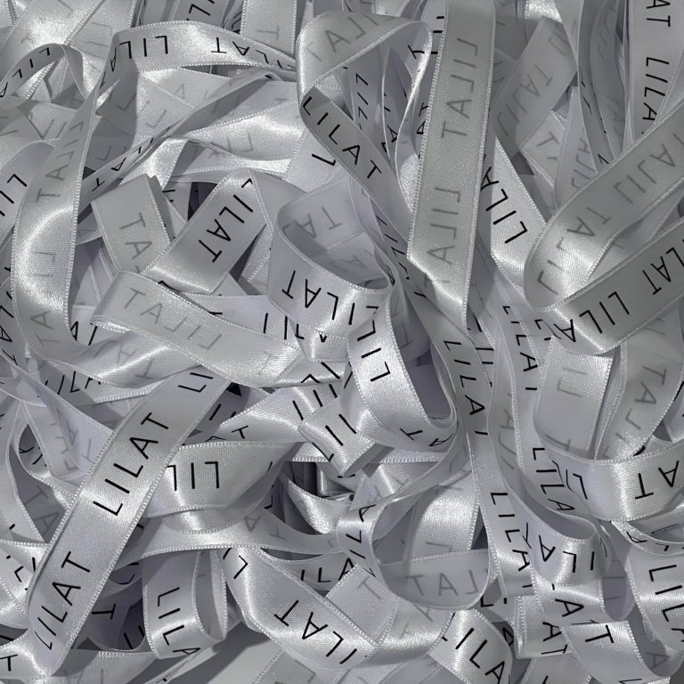 Stagi Group, სტაგი ჯგუფის ლილატის თეთრი ბრენდირებული ლენტა შავი წარწერით