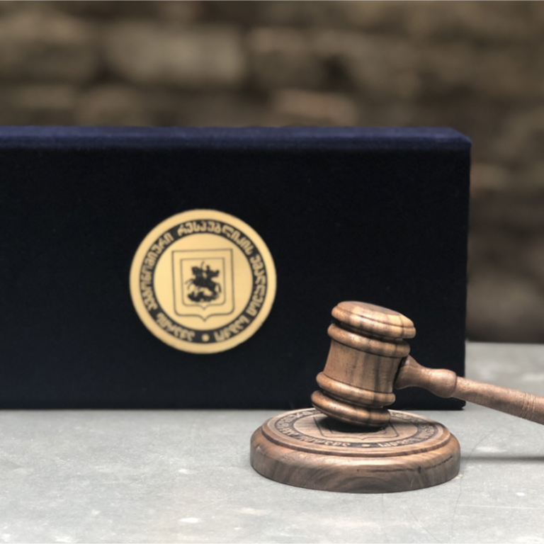 Stagi Group, სტაგი ჯგუფის მოსამართლის ჩაქუჩი, ლურჯი ბარხატის ბრენდირებული ყუთი