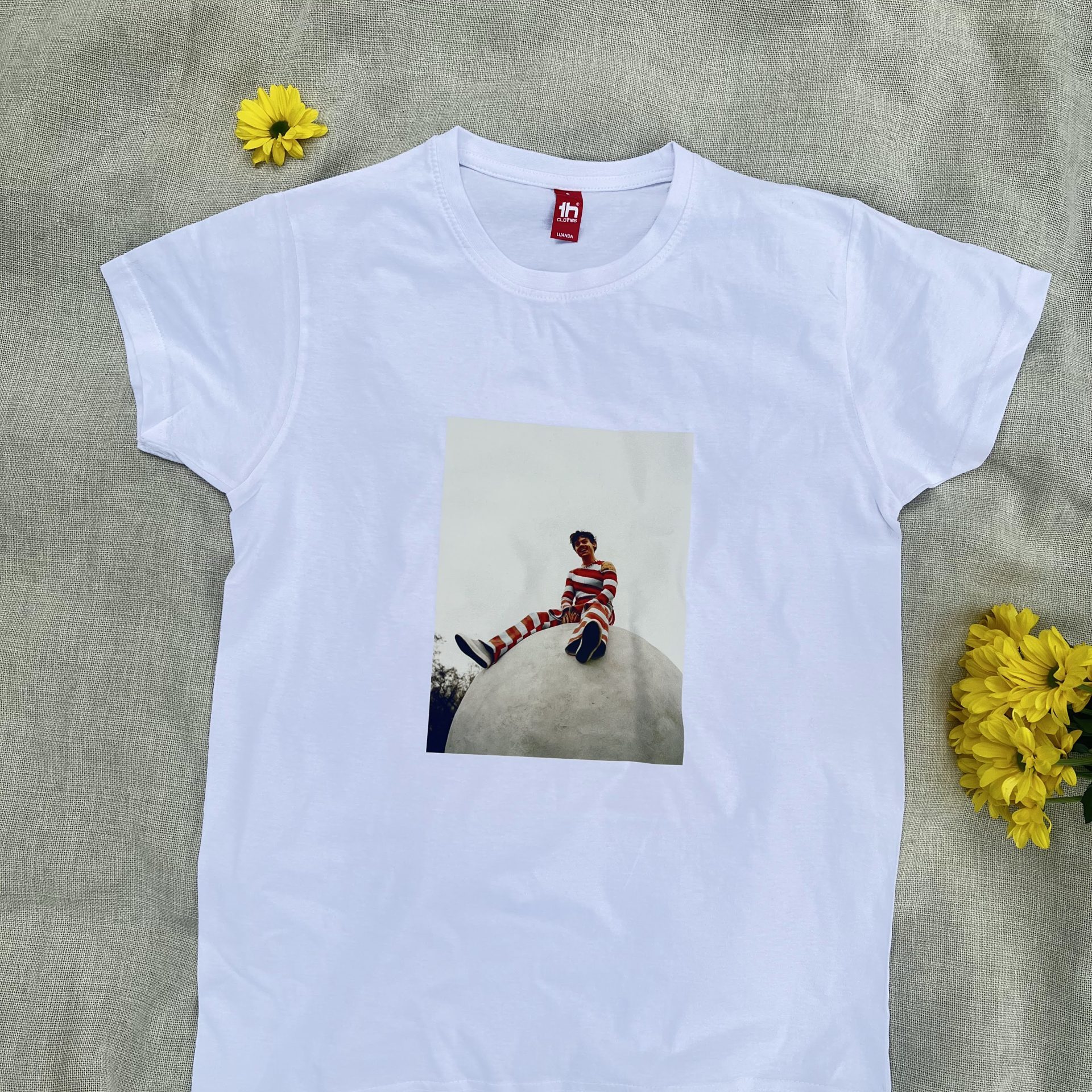 Stagi Group, სტაგი ჯგუფის თეთრი მაისური, Harry Styles, ჰარი სტაილსის დიზაინით, თეთრ ფონზე