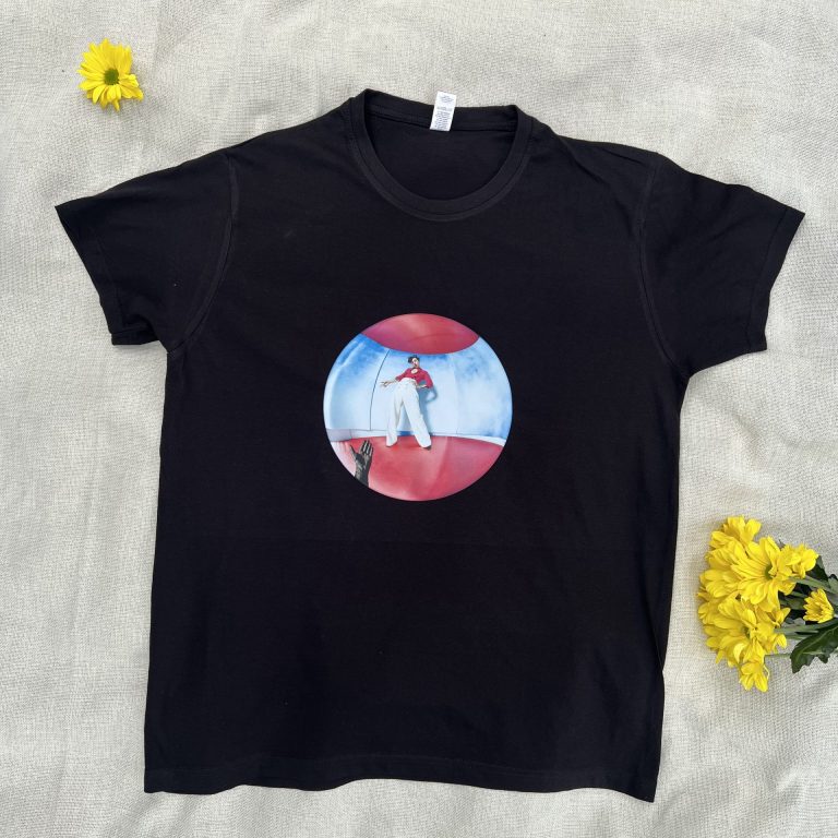 ჰარი-სტაილსის-შავი-მაისური Stagi Group, სტაგი ჯგუფის შავი მაისური, Harry Styles, ჰარი სტაილსის დიზაინით, თეთრ ფონზე