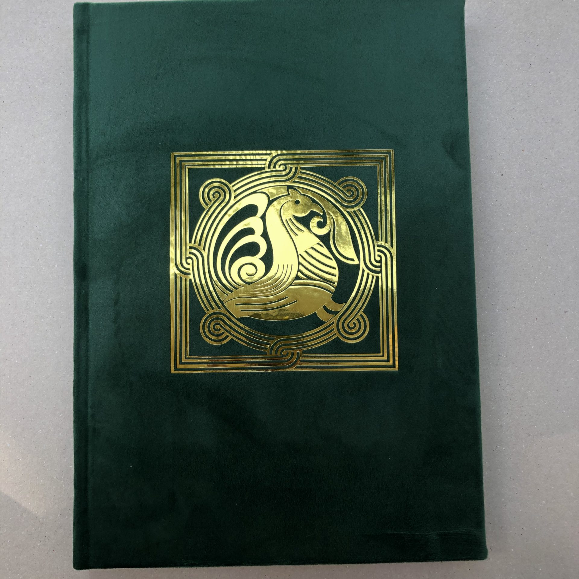 ხავერდის შთაბეჭდილების წიგნი ოქროსფერი ბრენდირებით